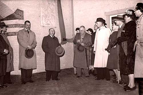 Katinka van Rood met burgemeester van Alphen tijdens de opening hofje in 1947
