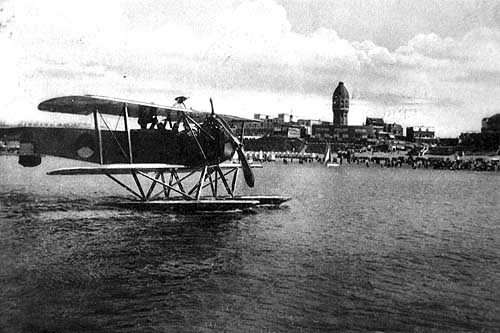 watervliegtuig voor de kust 